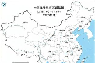 不冷！光膀子的“精忠报国”大爷来到现场，为国足加油助威